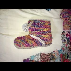 NWOT. Cute rainbow (7/8) furry boots